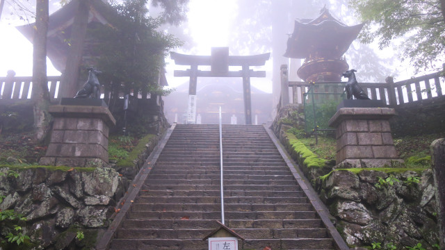 三峯神社 手水舎 階段